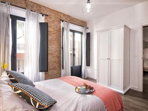 A bed or beds in a room at Chezmoihomes Sweet & Trendy nest in Granada Center for 6
