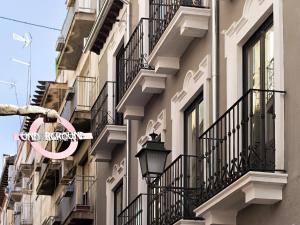 A balcony or terrace at Chezmoihomes Sweet & Trendy nest in Granada Center for 6