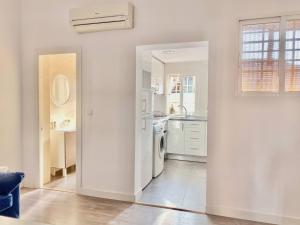 een witte keuken met een wastafel en een vaatwasser bij One bedroom appartement with wifi at Madrid in Madrid