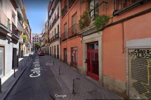 een lege straat in een stad met gebouwen bij One bedroom appartement with wifi at Madrid in Madrid