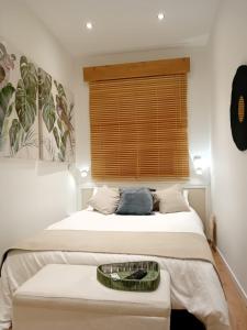 1 dormitorio con 2 camas y ventana en Bonavista Montgat, en Montgat