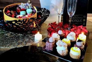 un plato de postres con velas y copas de vino en LWHouse, en Palluau