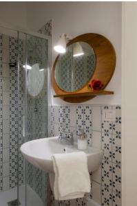een badkamer met een wastafel en een spiegel bij Martinirooms in Altamura