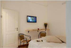 a bedroom with a bed and a table and two chairs at Martinirooms in Altamura