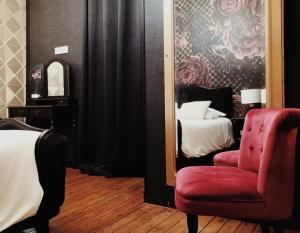 Un dormitorio con una silla roja y una cama en LWHouse, en Palluau