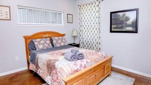 um quarto com uma cama com um urso de peluche em Gray House em Hulbert
