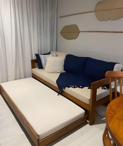 2 Betten in einem Zimmer mit einem Tisch in der Unterkunft Porto Galinhas no Centro e nas Piscinas Naturais in Porto De Galinhas