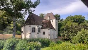 una antigua casa blanca con techo marrón en „Altes Forsthaus“ am Schloss, en Uelzen