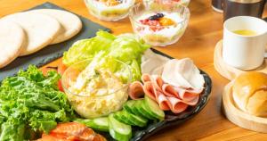 einen Tisch mit einem Teller Salat und Brot in der Unterkunft Relam Glamping Resort Gotemba - Vacation STAY 97812v in Gotemba