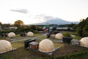 un groupe de dômes et de tentes dans un champ dans l'établissement Relam Glamping Resort Gotemba - Vacation STAY 97812v, à Gotemba