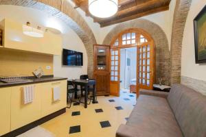 a living room with a couch and a table at Le Petit Prince in Rome