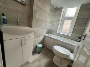 Koupelna v ubytování Carmen Sylva Llandudno Beach ground floor Flat 1 + 30 fotografií