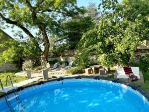 une grande piscine bleue dans une cour dans l'établissement Le SAN - Chambre d'hôtes INCLUSIVE & ÉCORESPONSABLE, à Beauchery