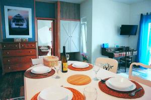 una sala da pranzo con un tavolo con piatti e bicchieri da vino di Maramare Pinus a Stara Baška