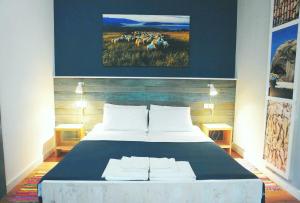 una camera da letto con un letto e un gregge di pecore di Maramare Pinus a Stara Baška