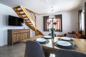 TV a/nebo společenská místnost v ubytování WierchoHouse - domek z jacuzzi