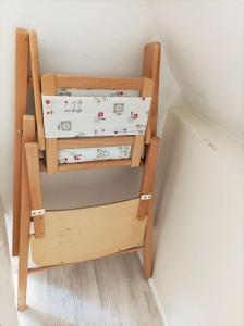 a wooden shelf with two drawers in a room at Studio cosy Rocherfort en Terre Centre in Rochefort-en-Terre