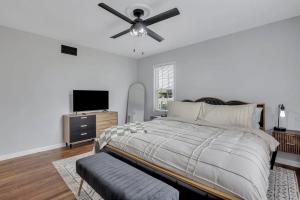 - une chambre avec un lit et un ventilateur de plafond dans l'établissement Statesboro Sunshine Retreat, à Statesboro