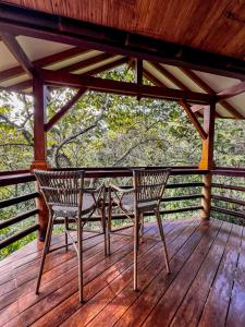 TREEHOUSE PILON PAVONESにあるバルコニーまたはテラス