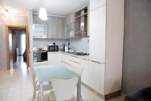 a kitchen with a table and chairs in a room at unica affittacamere in Rome