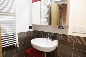 La salle de bains est pourvue d'un lavabo et d'un miroir. dans l'établissement unica affittacamere, à Rome