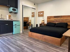 a bedroom with a large bed and a kitchen at Beautiful Studio in North Inglewood in Los Angeles