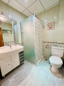 un baño con inodoro y lavabo en 1Min From The Beach 65sq m AP, en Kavarna