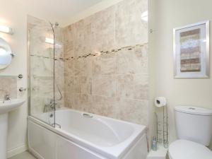 A bathroom at 4 Bed in Brixham BX072