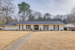 Uma casa branca com uma entrada à frente. em Stylish Home with Pool, 5 Mi to Bryant-Denny Stadium em Tuscaloosa