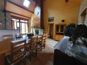 cocina y comedor con mesa y sillas en Gîte de France La barthèçoice 3 épis - Gîte de France 7 personnes 074 en Tarnac