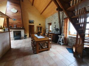 cocina con mesa de madera en una habitación en Gîte de France La barthèçoice 3 épis - Gîte de France 7 personnes 074 en Tarnac