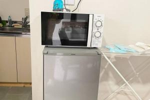 a microwave on top of a refrigerator in a kitchen at Ichishuku Ikkei Issei-Chiba Prefecture Yotsukaido - Vacation STAY 16240 in Yotsukaidō