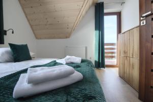 Postel nebo postele na pokoji v ubytování WierchoHouse - domek z jacuzzi