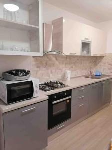 Kuchyň nebo kuchyňský kout v ubytování Apartament Confortabil, Luminos