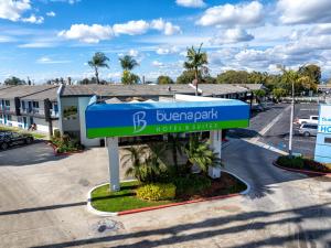 una señal para un hotel y suites en The Buena Park Hotel & Suites en Buena Park