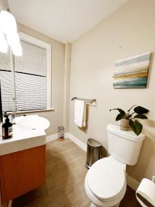a bathroom with a toilet and a sink at Cozy 2B1B Home ｜Walk to BROWN｜RISD｜Pet friendly in Providence