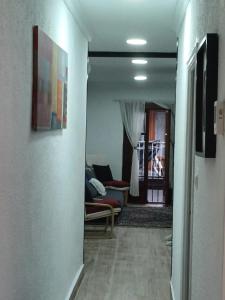 een hal die leidt naar een woonkamer met een bank bij Apartamento en el casco viejo de Castro Urdiales in Castro-Urdiales