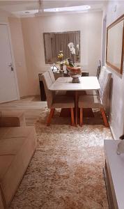 een eetkamer met een tafel en stoelen in een kamer bij Apartamento compartilhado quarto privativo in Foz do Iguaçu