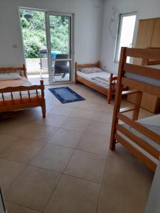 Zimmer mit 2 Betten und einem großen Fenster in der Unterkunft Appartment Utjeha in Utjeha