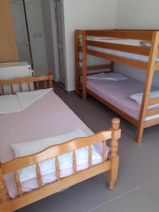 2 Etagenbetten nebeneinander in einem Zimmer in der Unterkunft Appartment Utjeha in Utjeha