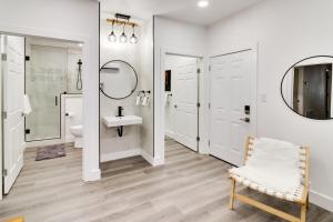 Bilik mandi di Serene Buffalo Gap Oasis on 4 Secluded Acres! +26 gambar