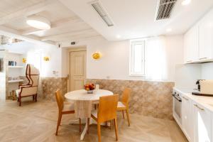 cocina y comedor con mesa y sillas en PARGA Villas Collection en Parga