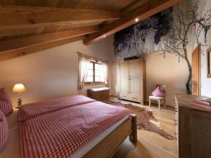 um quarto com uma cama e um mural de árvore na parede em Sports chalet No 19 em Ilsenburg