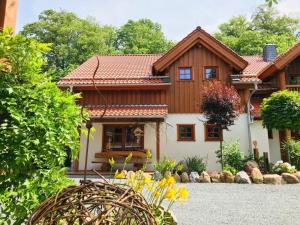 uma casa com telhado de madeira em Sports chalet No 19 em Ilsenburg