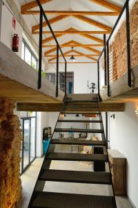 um loft com uma escada num quarto em 4 bedrooms house with wifi at Almagro em Almagro