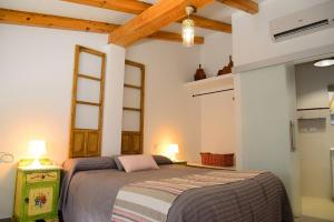 um quarto com uma cama e duas janelas em 4 bedrooms house with wifi at Almagro em Almagro