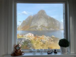 una finestra con vista sulle montagne di Reinestua a Moskenes