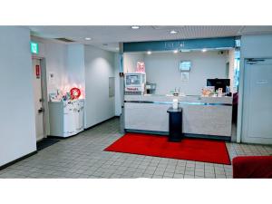 um lobby de uma loja com um balcão e um tapete vermelho em Hotel Tetora Makuhari Inagekaigan - Vacation STAY 91516v em Chiba