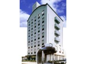 un grand bâtiment blanc avec un toit incurvé dans l'établissement Hotel Tetora Makuhari Inagekaigan - Vacation STAY 91516v, à Chiba