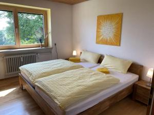 um quarto com uma cama grande e uma janela em Allgäu Glück Simon em Argenbühl